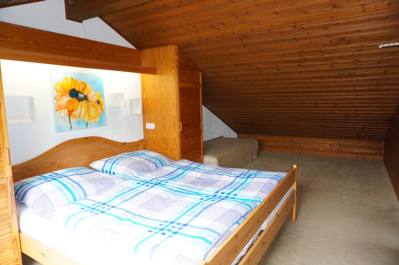 Doppelbett im Galerie Schlafzimmer mit zusätzlichem Beistellbett